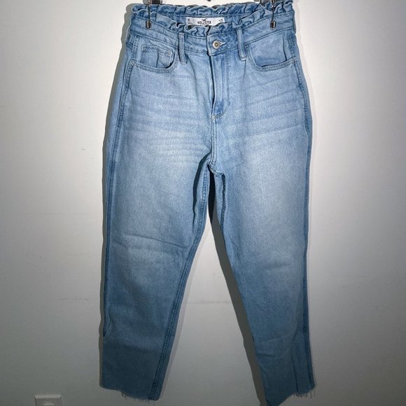 Hollister | CURVY HIGH-RISE MOM JEANS - Picture 2 of 3